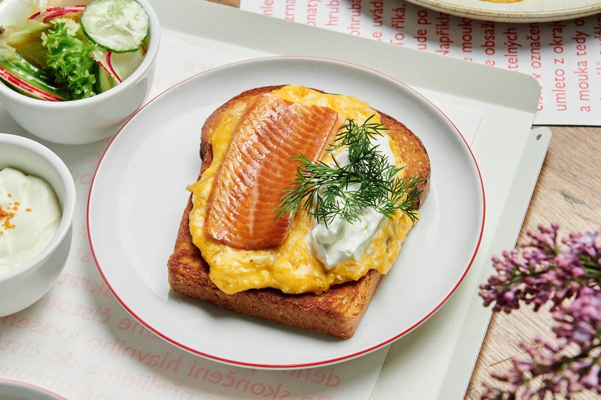 Toast z kváskového chleba s míchanými vejci, uzeným lososem a koprem.